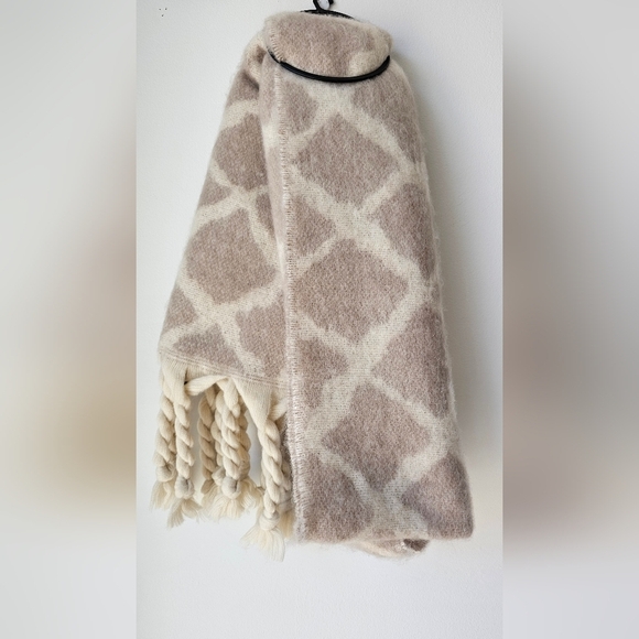 KIT Accessories Beige and Cream Geometric Scarf with Fringes 17×75" - Picture 1 of 5